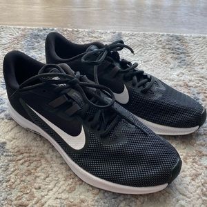 Women’s Nike tennis shoes. Size 9